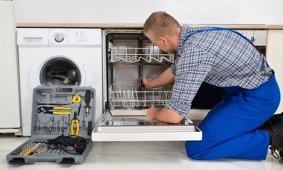 Ümraniye Hitachi servisi teknisyen ekibi beyaz eşya tamiri yaparken